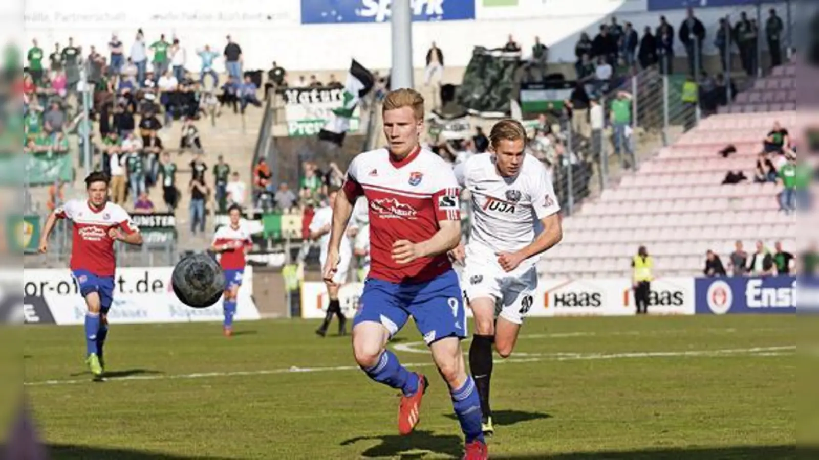 Wer erzielt das erste Saisontor für die SpVgg Unterhaching? Vielleicht ja Andreas Voglsammer (vorne).  (Foto: Stefan Kukral)