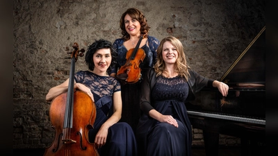 Das Trio Gemma mit Nargiza Yusupova (Violoncello), Sabrina Hausmann (Violine) und Carolin Danner (Klavier) spielt bei „Würmtal in Concert”. (Foto: Scharfenberg Holzinger)