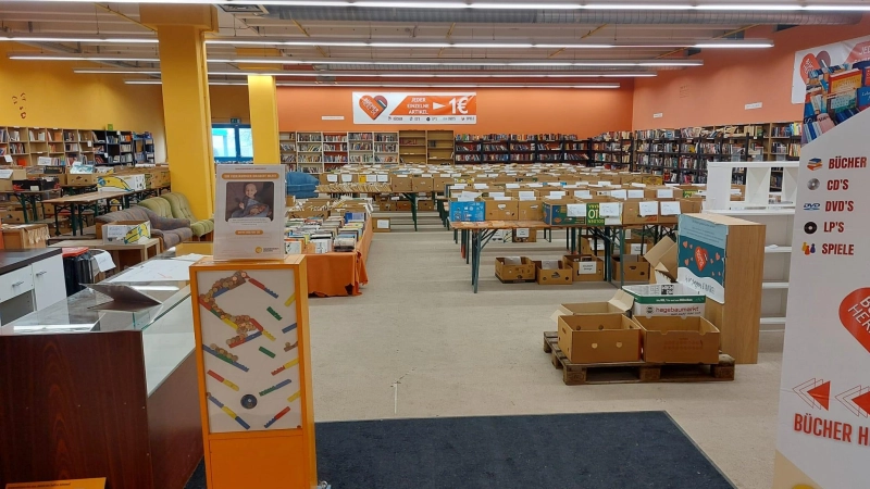 Normalerweise sind Sie die helfende Hand. Nun braucht die Aktion Sonnenherz selbst Hilfe und neue Räume für Ihren Büchermarkt. (Foto: Neumair)