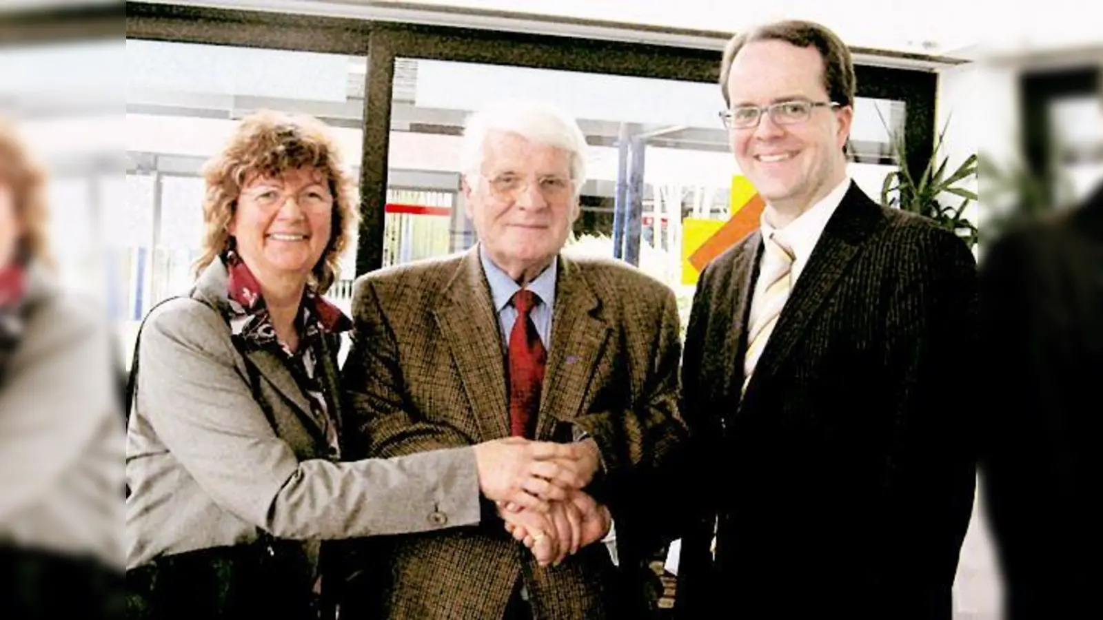 Marina Achhammer und Markus Rinderspacher gratulieren Klaus Bode (Mitte).    (Foto: Privat)