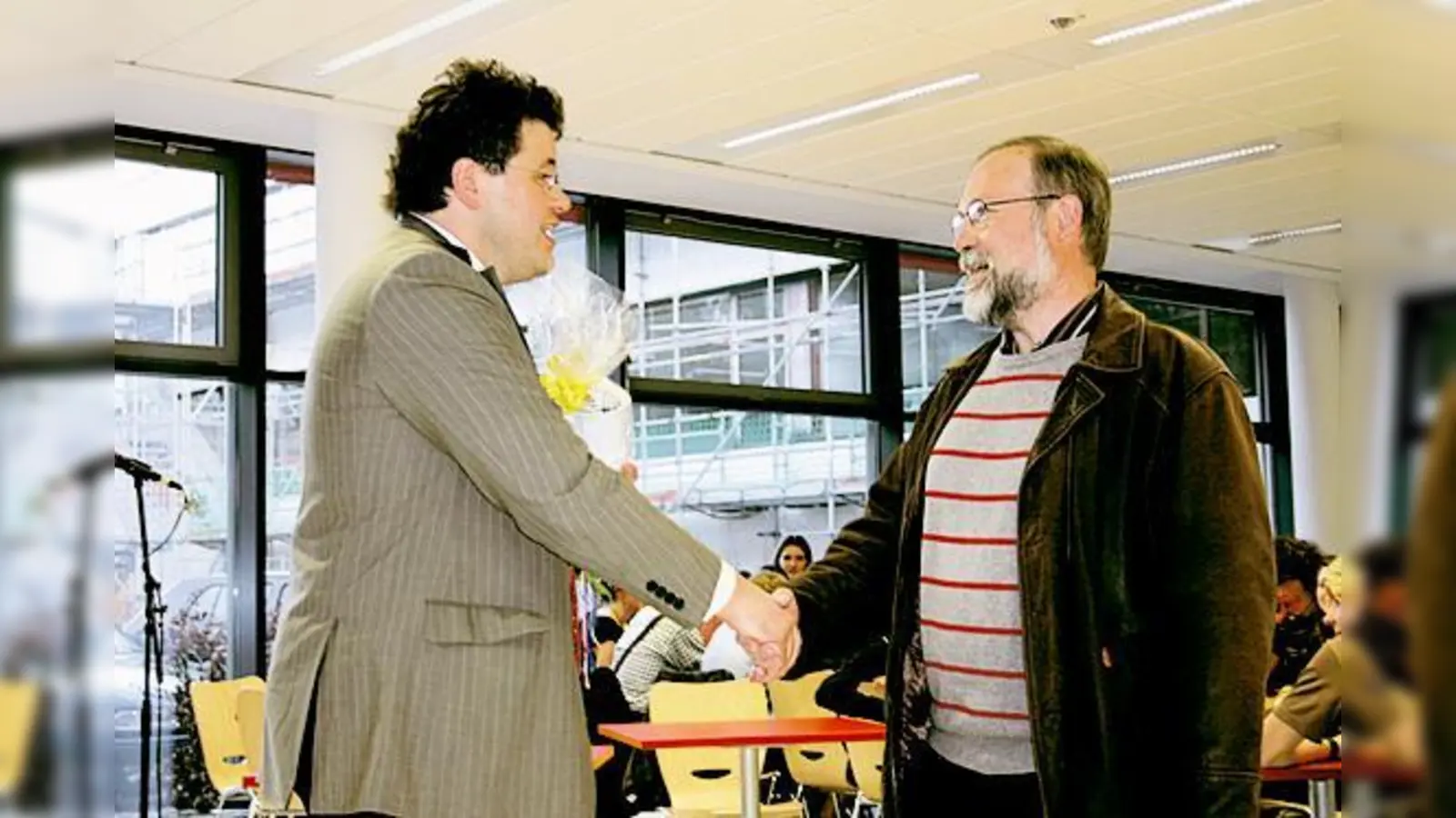 Bürgermeister Thomas Lodderer bedankte sich bei ­Richard Madec aus Cherbourg für sein Engagement. (Fotos: Woschée)