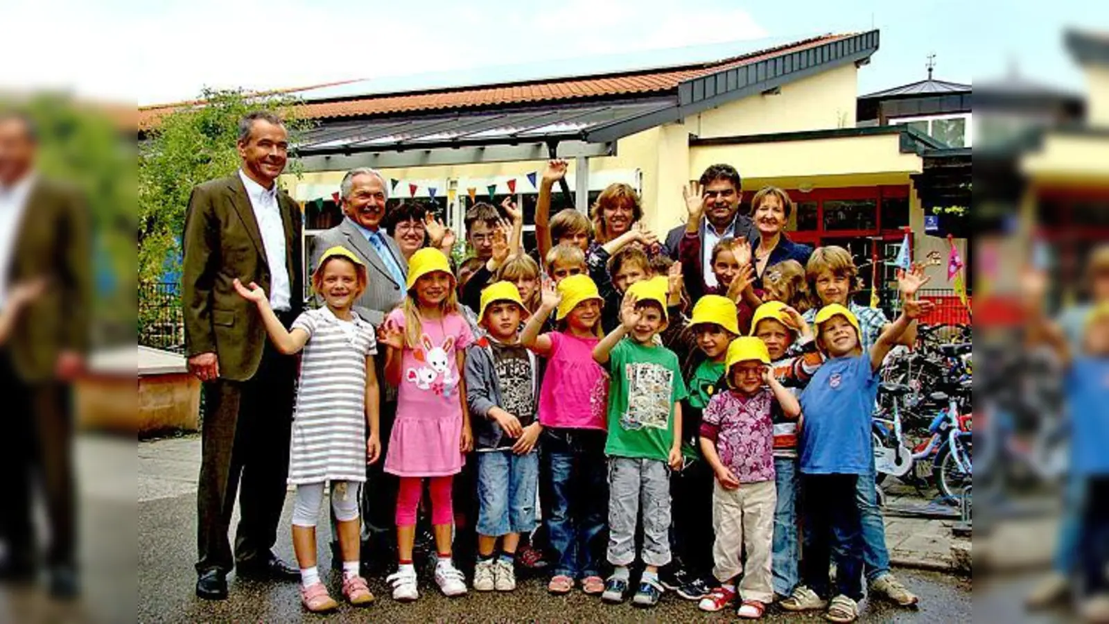 Josef Vilgertshofer von den Stadtwerken, Bürgermeister Rolf Zeitler, Gabriele Hauers von Träger, Klaus Hecht  von der Stadt und  Eva Tomiczek vom Kinderhort vor dem Kinderhaus.                      (Foto: VA)