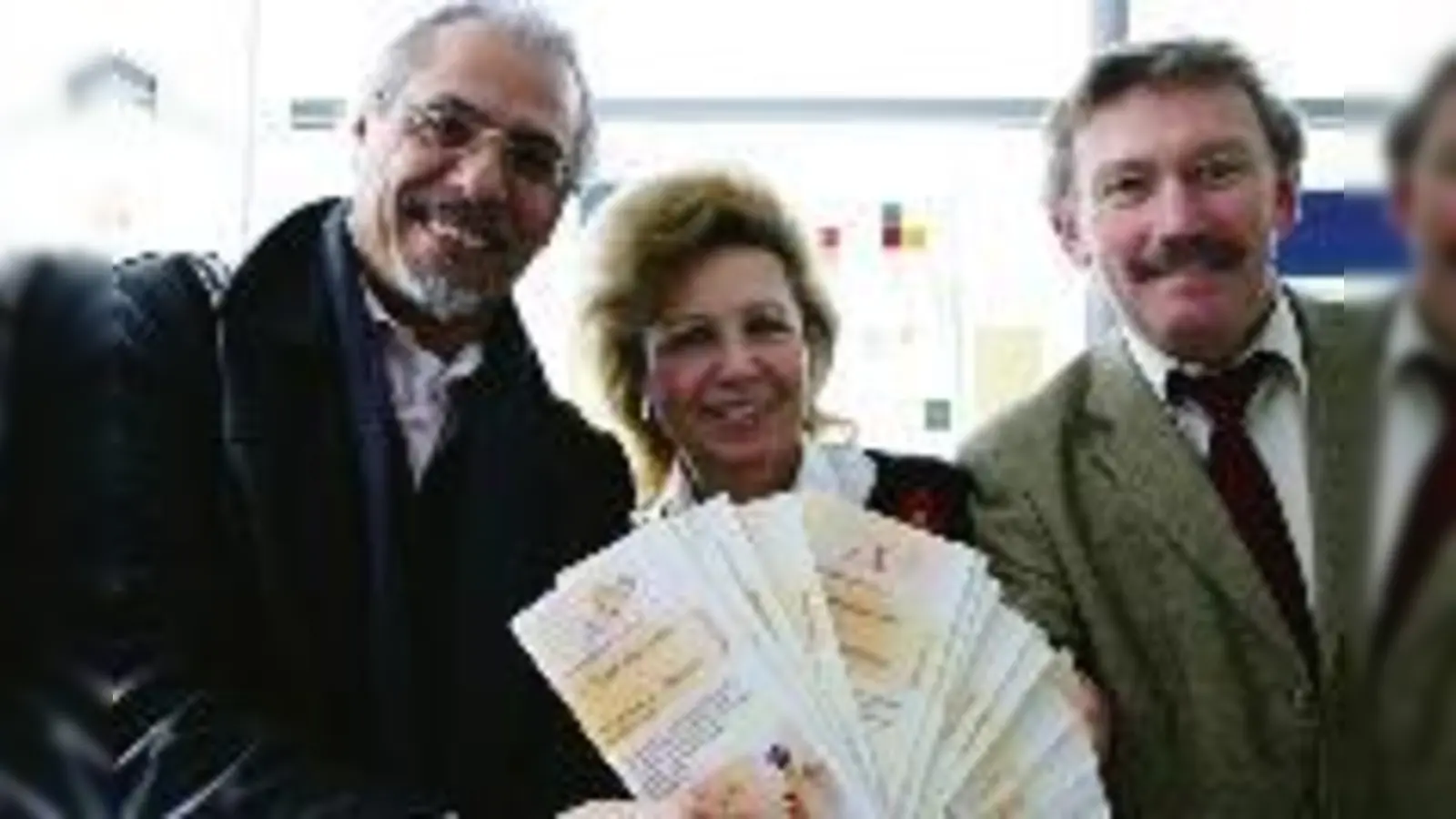 »Da geht noch mehr rein!«: Serio Digitalino, Erika Fellner und Joachim Horn (von links) sind die treibende Kraft des AKS. Sie präsentieren den ersten Stadtteil-Veranstaltungskalender.	  (Foto: gf)