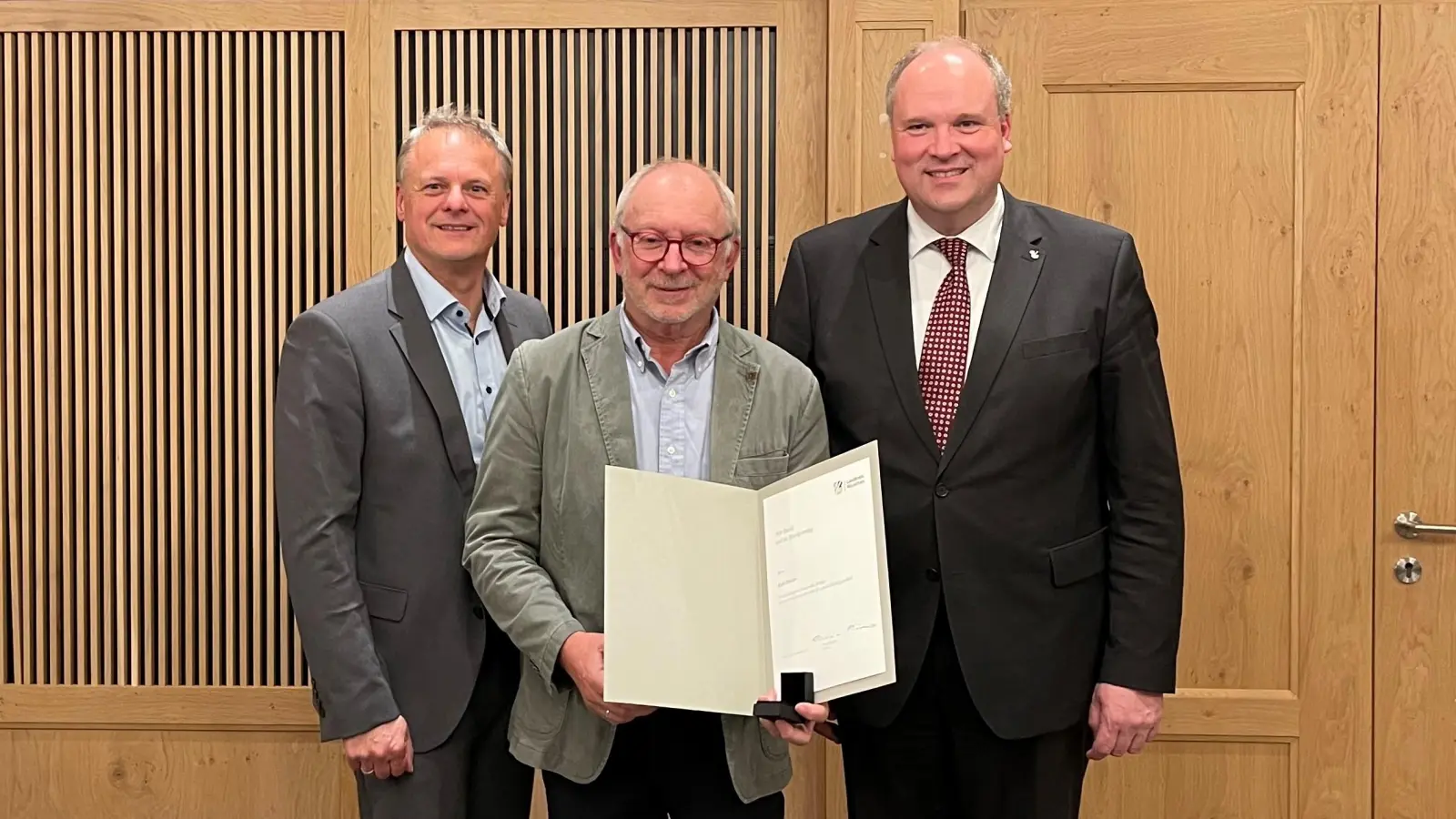 Landrat Christoph Göbel (r.) ehrte Kurt Peteler für sein ehrenamtliches Engagement. Es gratulierte Sauerlachs 2. Bürgermeister, Klaus Zimmermann (l.) (Foto: hw)