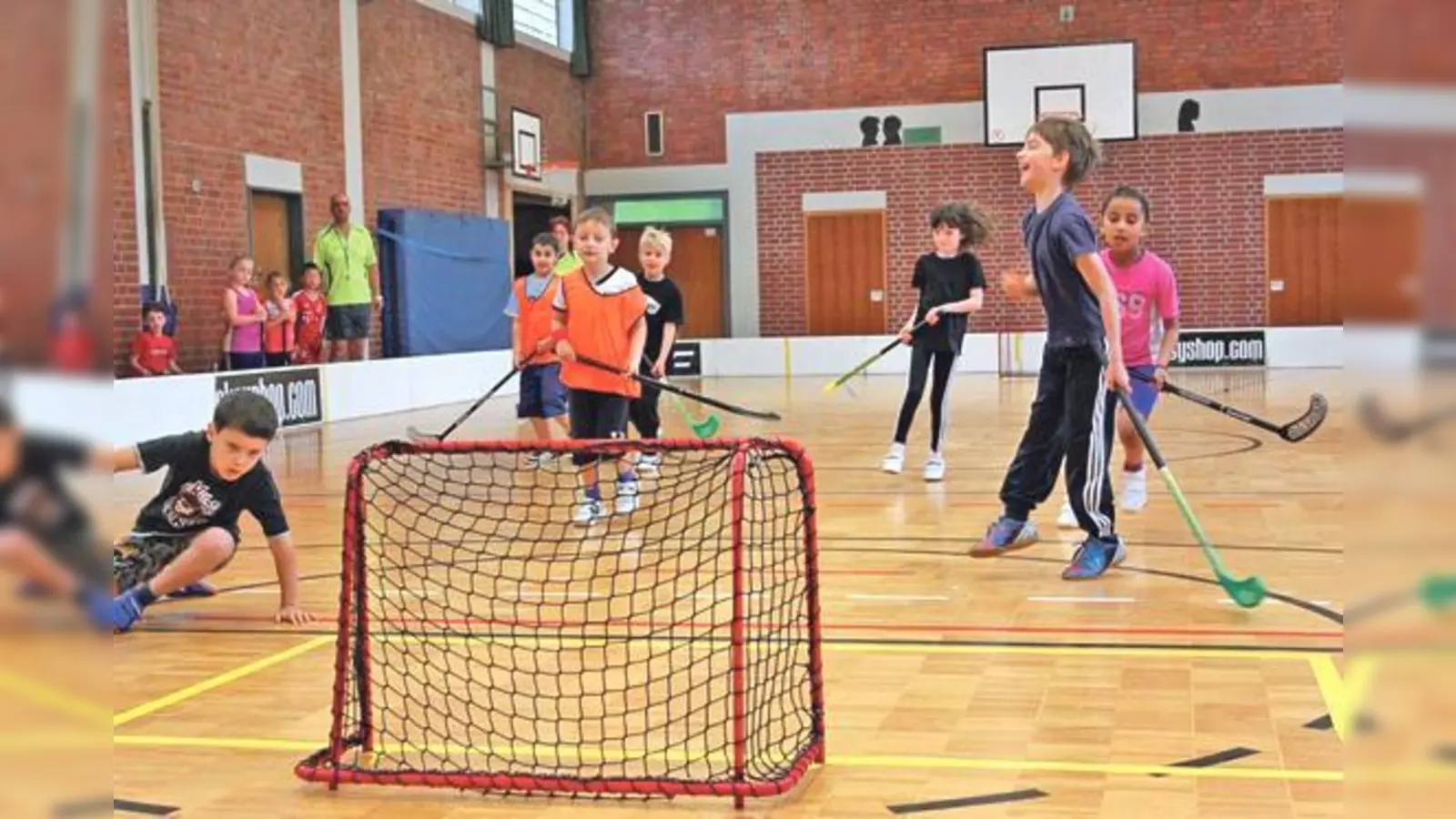 Hatten Spaß beim Floorball: Auch der Nachwuchs der Grundschule Amphionpark mischte auf dem Spielfeld mit.	 (Foto: PSV)