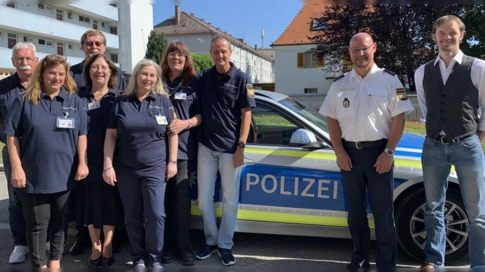 Florian Huber (rechts) vom Bezirksausschuss Sendling-Westpark und Christian Wittstadt, Dienststellenleiter der PI 15, freuen sich über Unterstützung der Sicherheitswacht (von links): Helmut Pestinger, Monika Rückerl, Siegfried Hofmann, Monika Schwaiger, Karin Heß-Sappl, Susanne Schwaiger und Florian Niemeier. (Foto: Polizei)