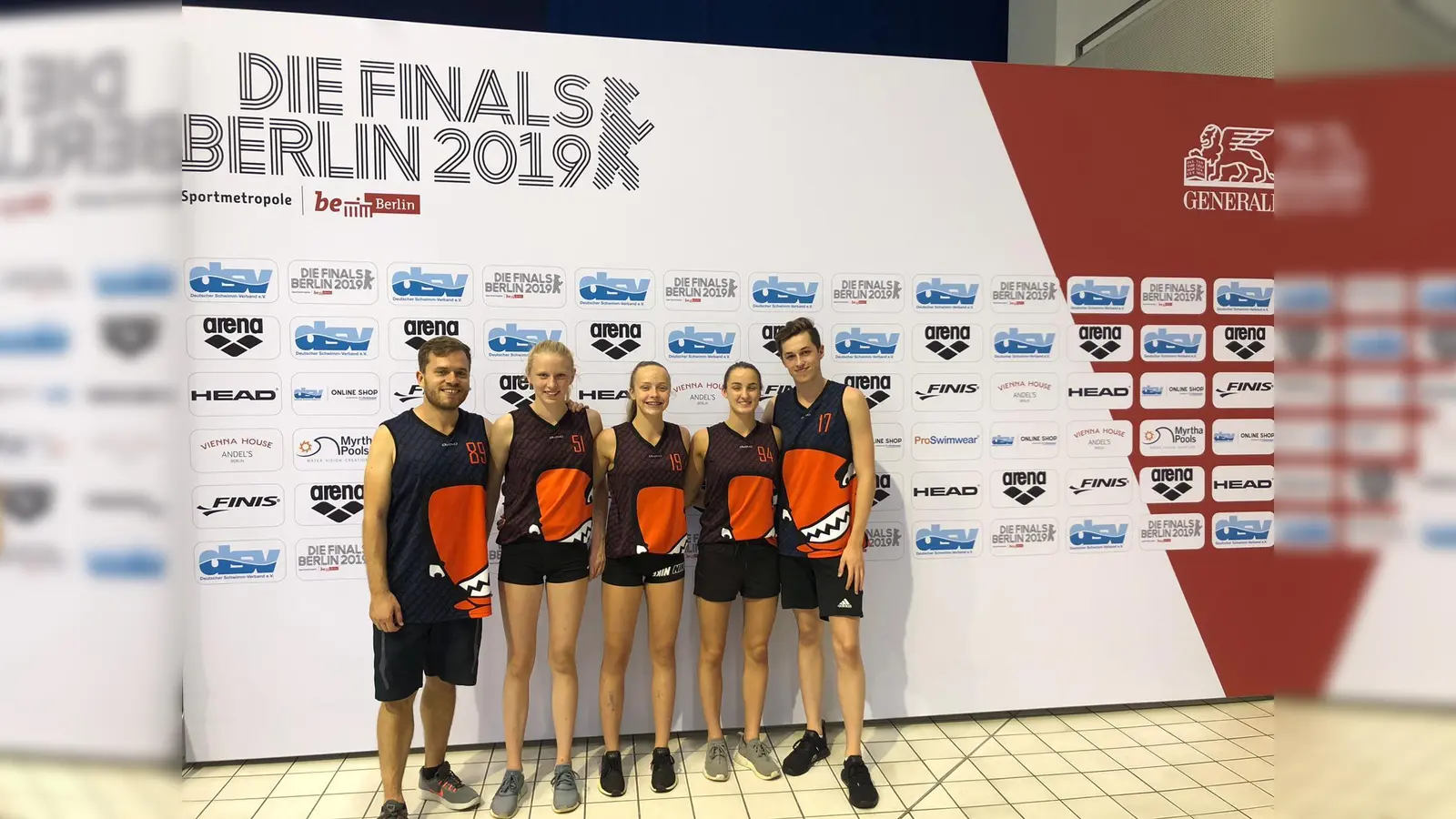 Trainer Pierre Martin, Jette Lenz, Daniela Ernst, Sina Wappenschmidt und Adrien Cara bei der DM in Berlin. (Foto: Riemerlinger Haie)