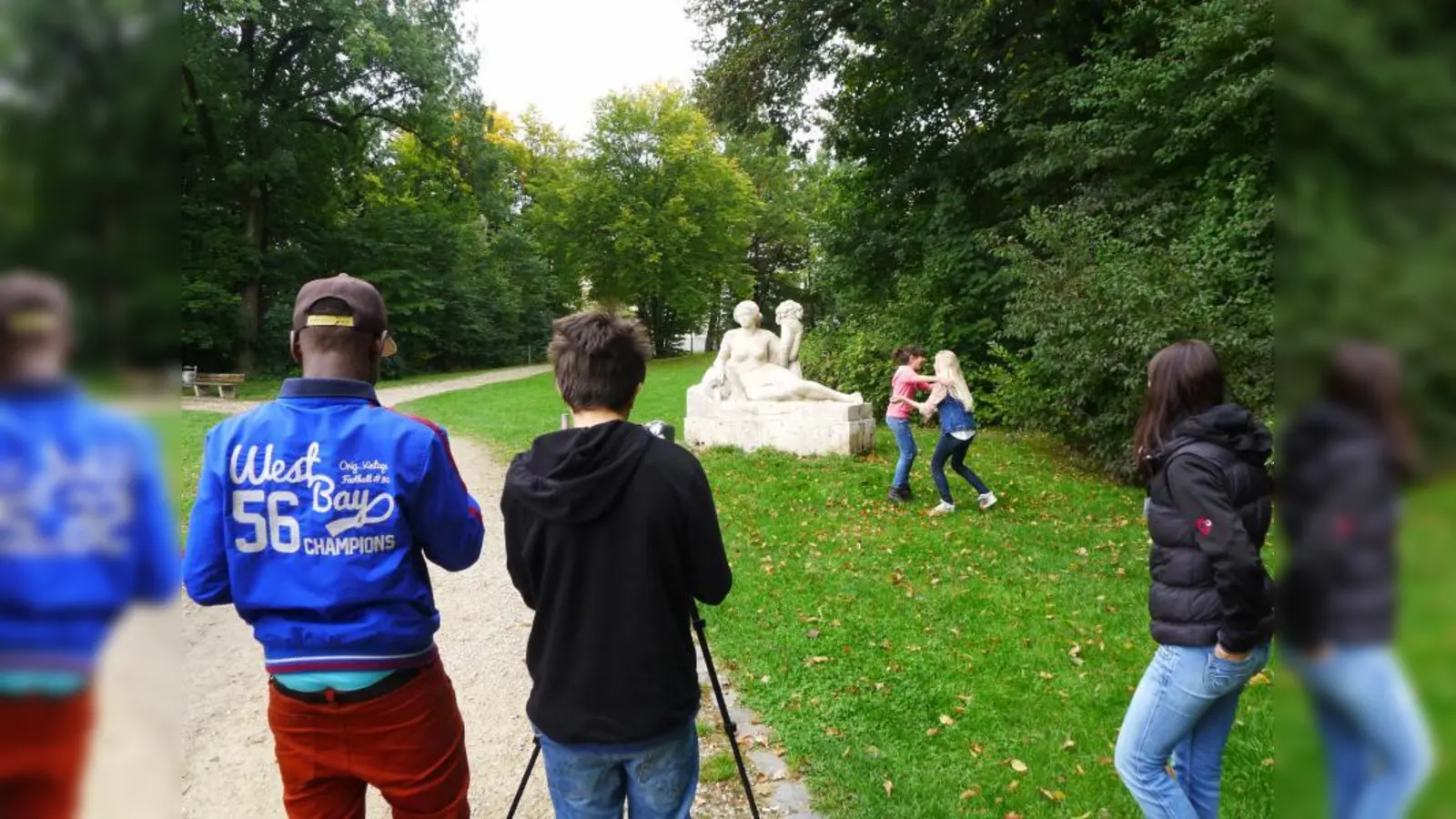 Aus ganz unterschiedlichen Perspektiven lernten die Achtklässler des M-Zugs an der Mittelschule in der Ridlerstraße am „Make a Difference Day” ihren Stadtbezirk kennen: So hatte eine Schülergruppe beispielsweise die Aufgabe vier Skulpturen zu finden und mit ihnen einen Film zu drehen. (Foto: pi)