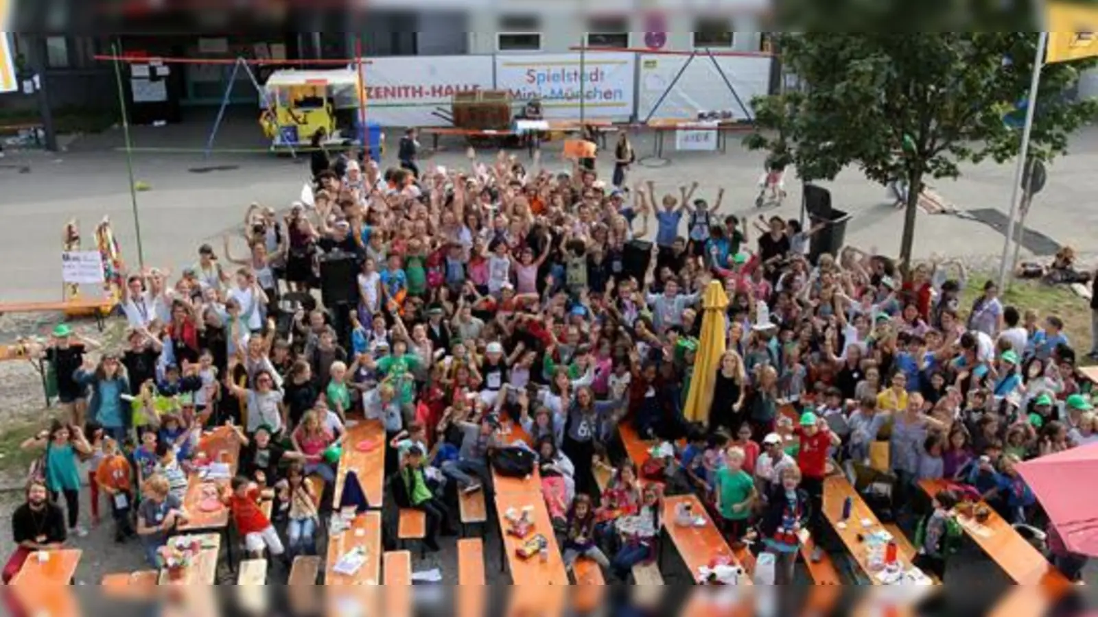 Vor Mini-München sind alle eins. In der Spielstadt selbst müssen die Kinder mit allen Arten von gesellschaftlichen Konflikten zurechtkommen.	 (Foto: Albert Kapfhammer)