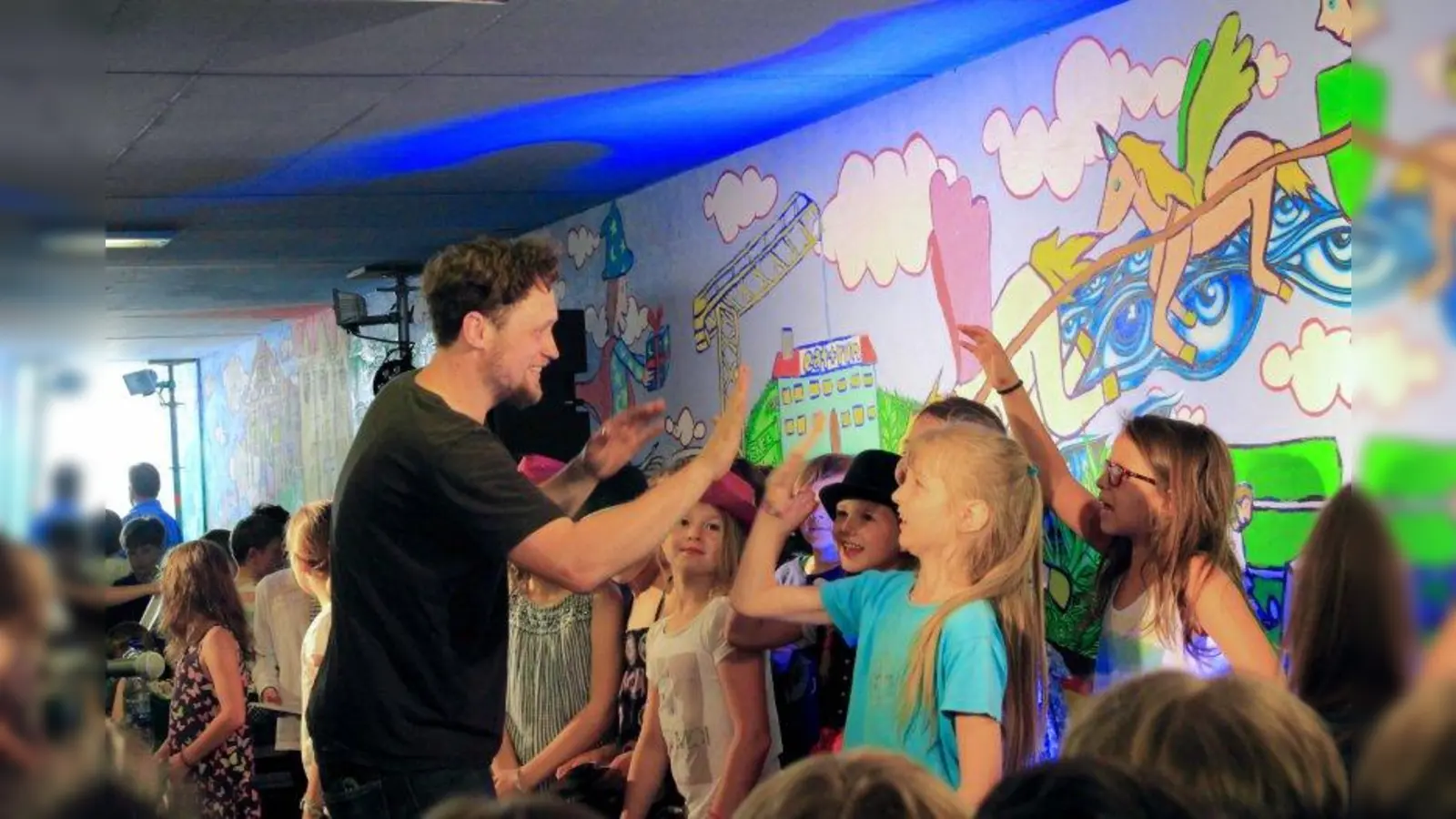 Die Protagonisten des Projekts, Schüler der Grandlschulen und Maler Martin Blumöhr, sond stolz auf ihr Werk. „Richtig coole Sachen sind entstanden, ein wirklicher Wildwuchs aus Geschichten!“ (Foto: us)