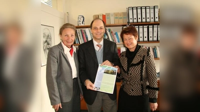 Die Seniorenbeauftragten der Gemeinde wollen gemeinsam mit dem Kraillinger Internisten Dr. Richard Aulehner für eine abwechslungsreiche Vortragsreihe im Rahmen des neugegründeten Gesundheitsforums sorgen.<br>V.l. Eleonore Zwißler, Richard Aulehner und Karin Wolf. (Foto: US)