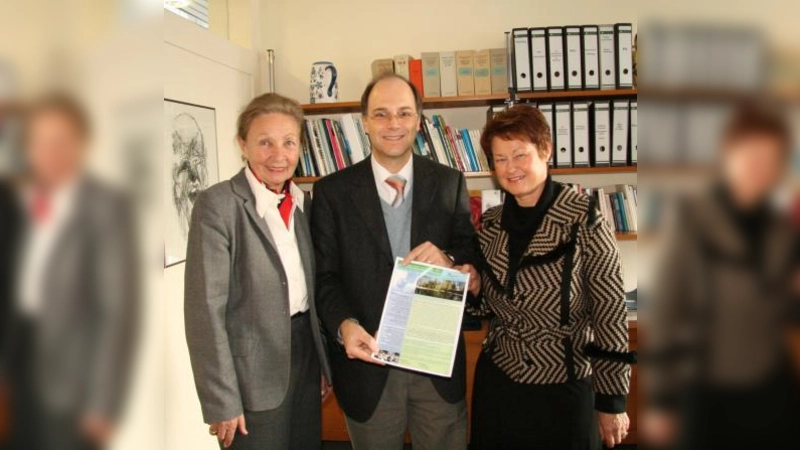 Die Seniorenbeauftragten der Gemeinde wollen gemeinsam mit dem Kraillinger Internisten Dr. Richard Aulehner für eine abwechslungsreiche Vortragsreihe im Rahmen des neugegründeten Gesundheitsforums sorgen.<br>V.l. Eleonore Zwißler, Richard Aulehner und Karin Wolf. (Foto: US)