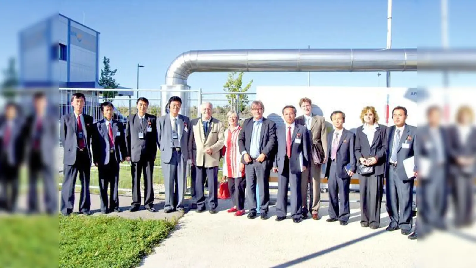 Die nordkoreanische Delegation ließ sich vom AFK-Aufsichtsratsvorsitzenden Englmann (5. v. l.), Kirchheims dritter Bürgermeisterin Renate Meyer und dem AFK-Geschäftsführer Thomas Fröhlich (7. v. l.) durch die Energiezentrale in Aschheim führen.  (F: AFK)
