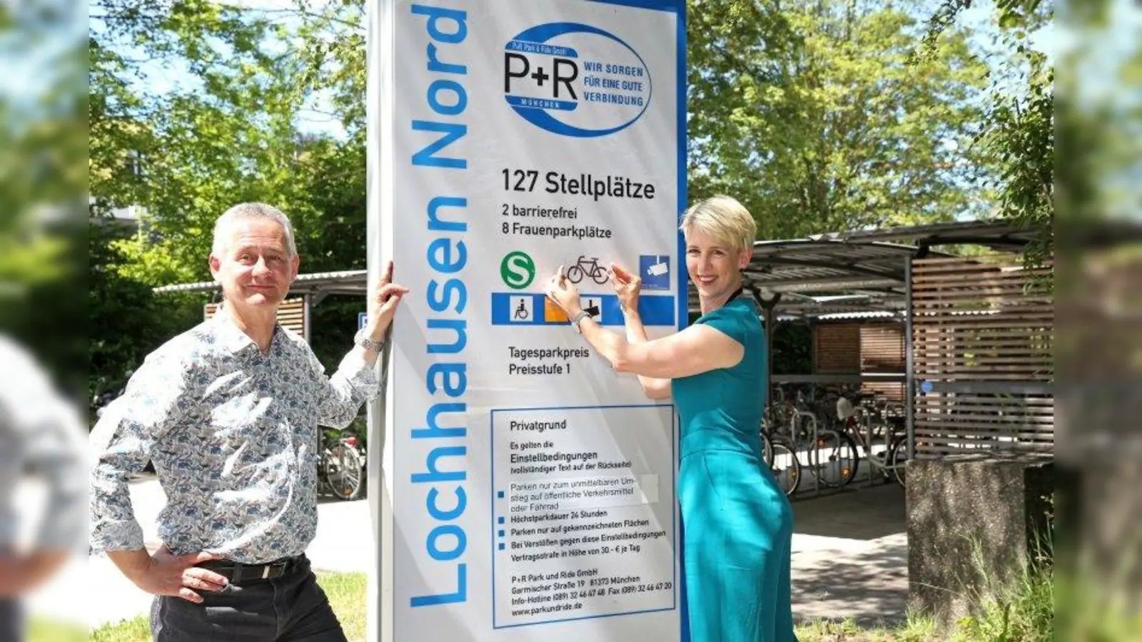 Wolfgang Großmann, Geschäftsführer der <br>P+R Park and Ride GmbH und Bürgermeisterin Katrin Habenschaden stellen das Pilotprojekt in Lochhausen vor. (Foto: Michael Nagy/Stadt München)