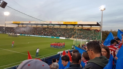 Im Sportpark Unterhaching ist endlich wieder Drittliga-Fußball zu sehen – wie hier beim Derby gegen den TSV 1860 München im September 2018. Zuvor kommt mit dem FC Augsburg sogar ein Bundesligist zum Pokalspiel. (Foto: bas)