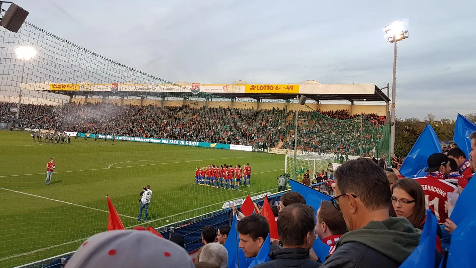 Im Sportpark Unterhaching ist endlich wieder Drittliga-Fußball zu sehen – wie hier beim Derby gegen den TSV 1860 München im September 2018. Zuvor kommt mit dem FC Augsburg sogar ein Bundesligist zum Pokalspiel. (Foto: bas)