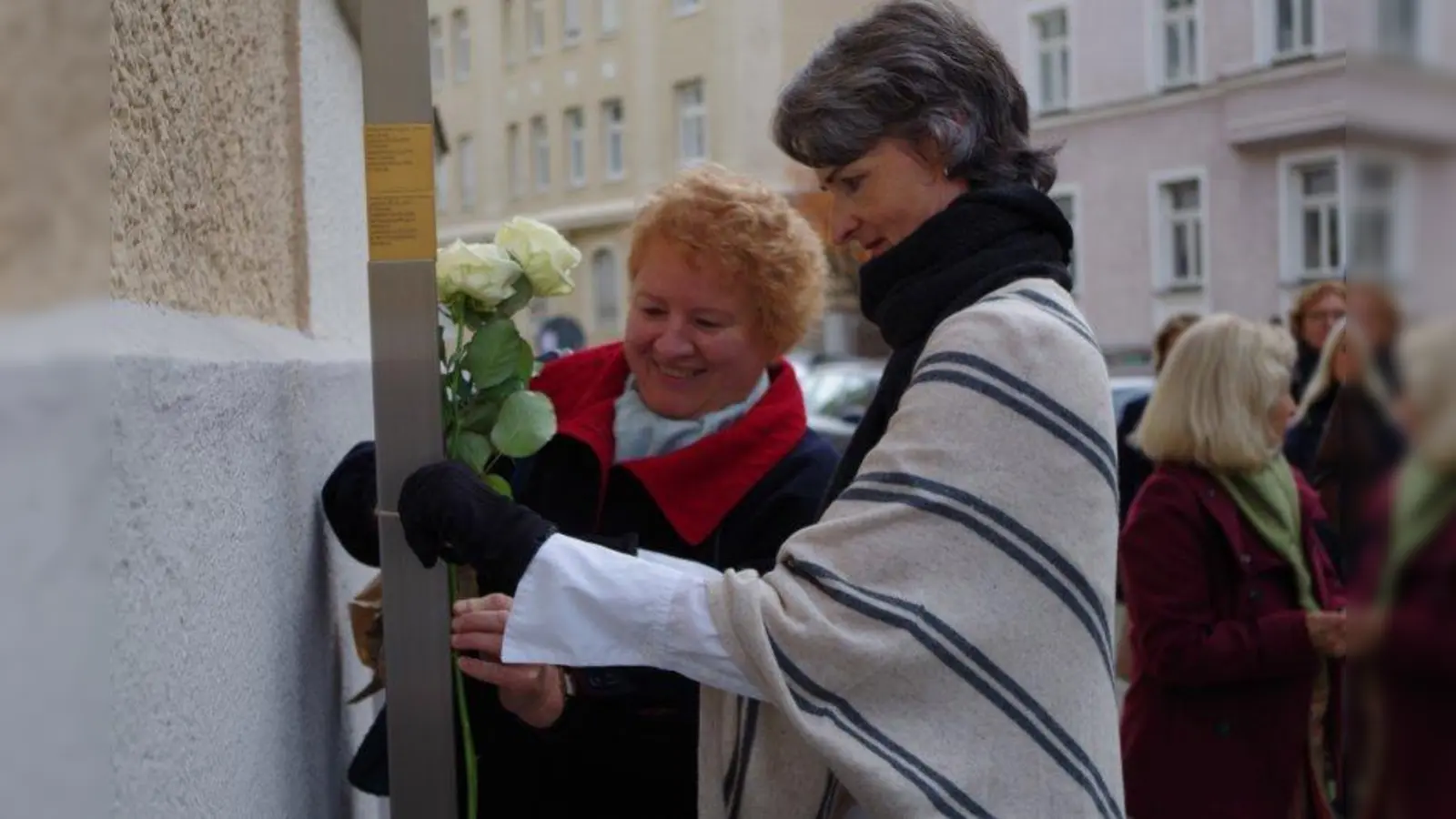 In der Anglerstraße 9 wurde ein Zeichen gesetzt. Birgit Martin-Weydert, Urenkelin von Regina und Martin Hallerz, brachte ein Erinnerungszeichen für das 1941 und 1942 deportierte und ermordete Ehepaar an. (Foto: kö)