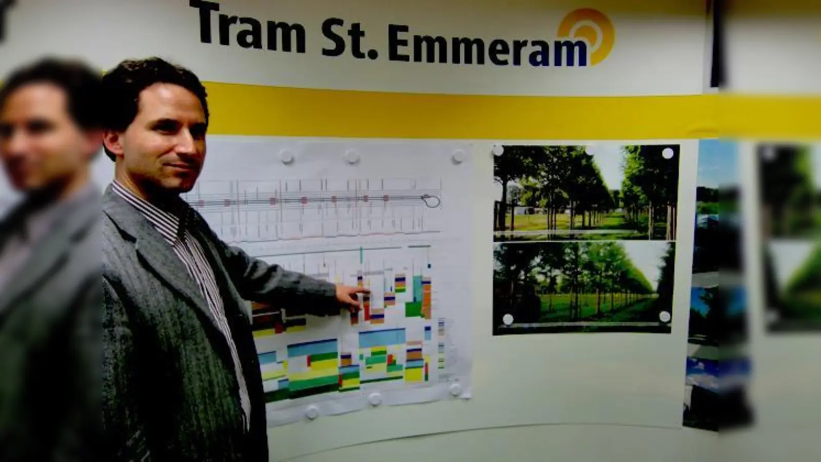 Gunnar Heipp von der MVG vor dem Zeit-Weg-Diagramm für den Trambahn-Bau und den Bildern der künftigen Baumpflanzungen. 	 (Foto: ikb)