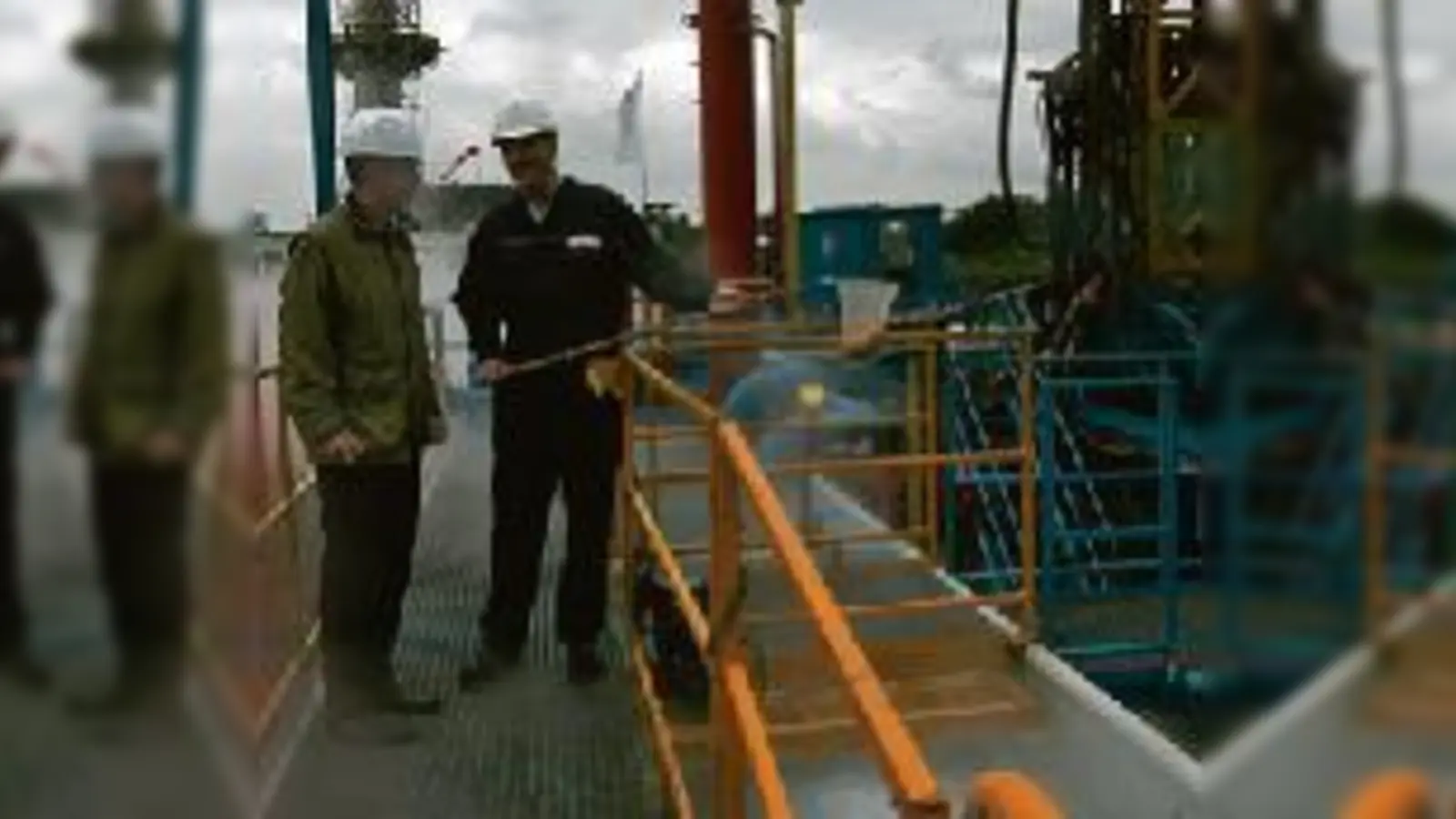 Eierkochen auf der Bohrstelle: EWG-Geschäftsführer Christian Wiegaard und Alexander Wagner von E.ON präsentieren die im Geothermiewasser gekochten  (Frühstückseier.Foto: ba)