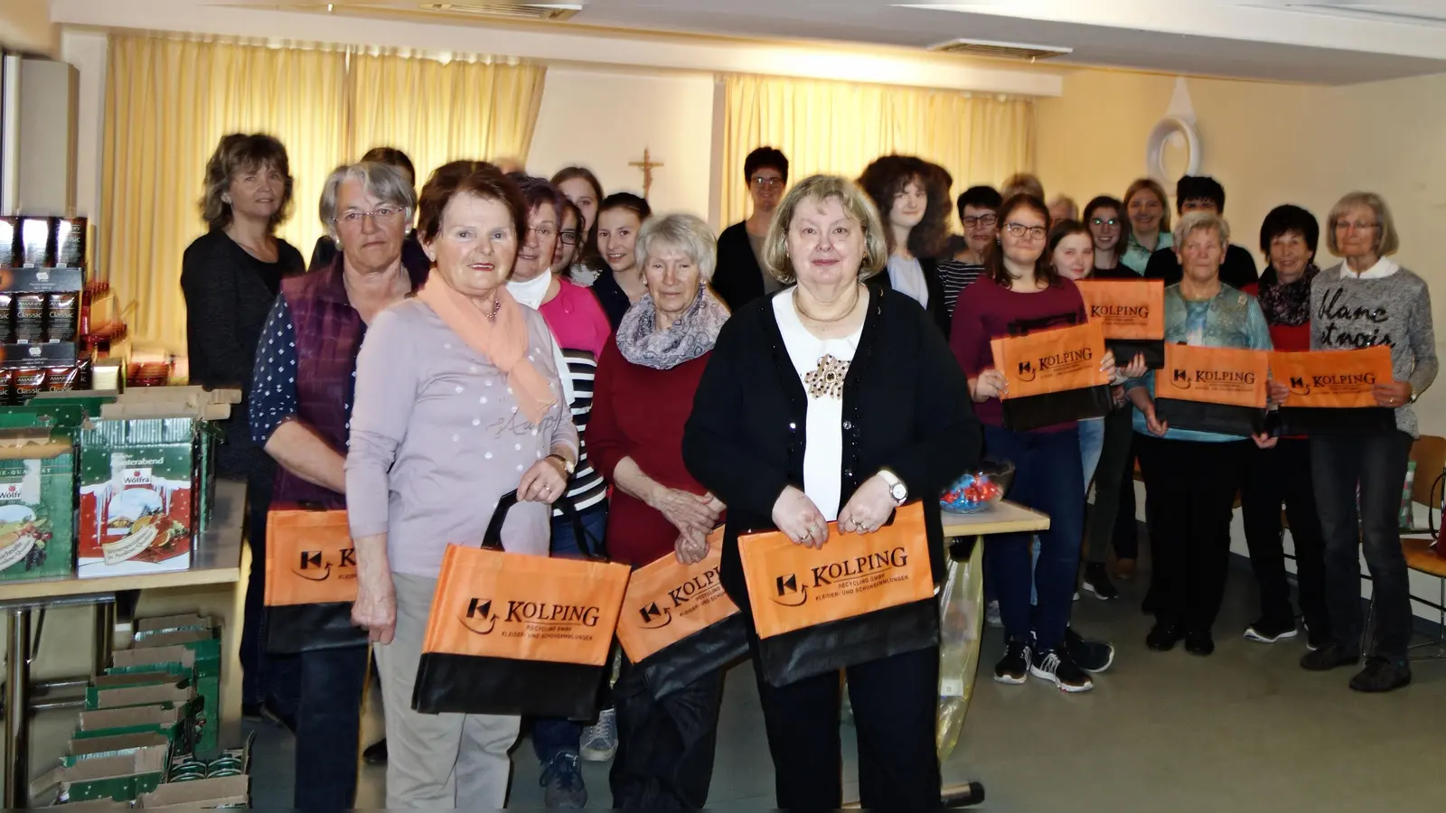 Auch mit (vermeintlich) kleinen Sachen können diese fleißigen Helfer Freude machen. Die Kolpingsfamilien überraschen zu Ostern die Erdinger Tafel-Kunden mit Lebensmitteln. (Foto: VA)