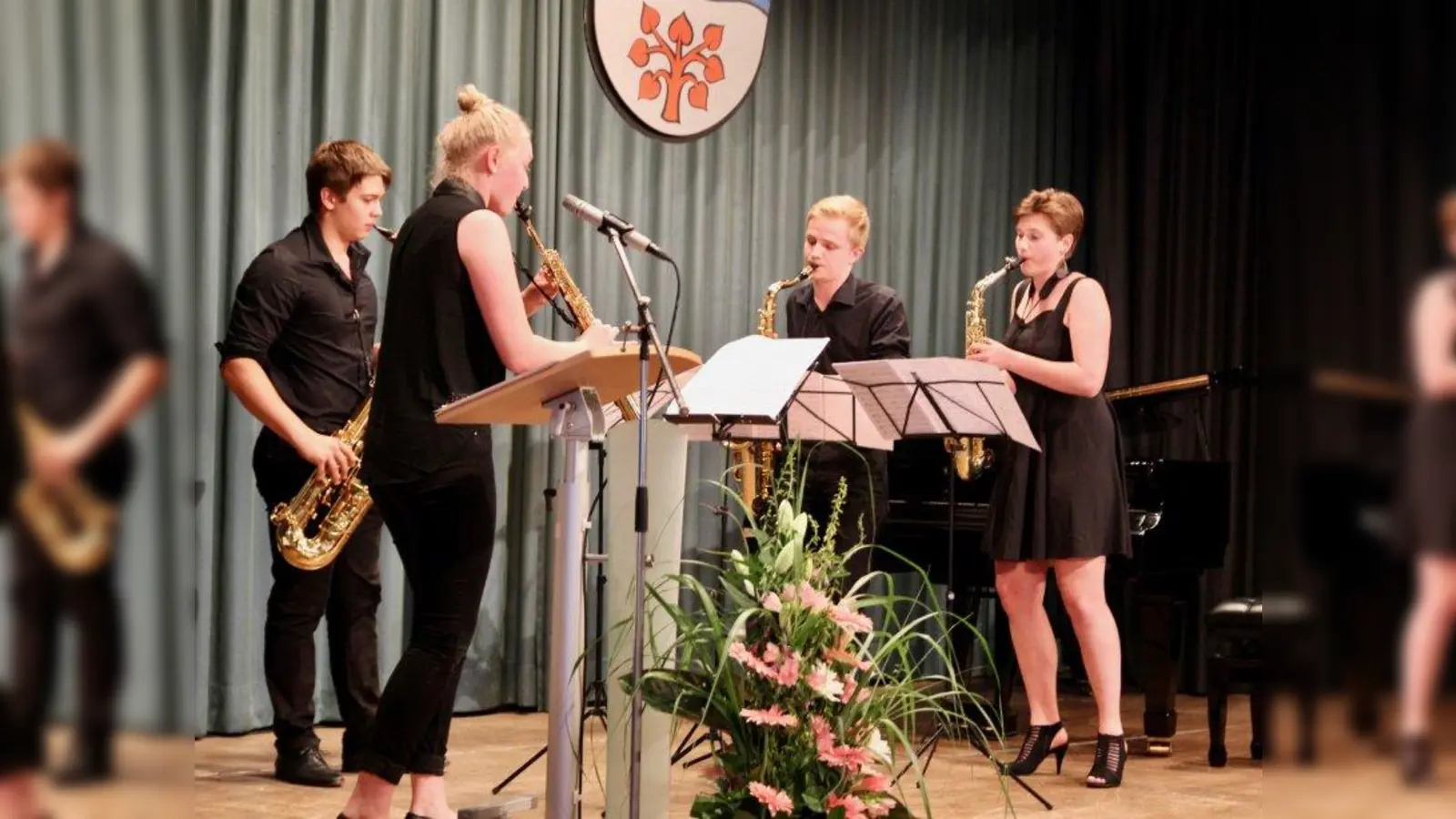 „Insgesamt kann ich sagen, dass sich das Quartett selbst übertroffen hat”, meinte Saxophonlehrer Steffen Schmitt begeistert über die erfolgreiche Teilnahme der vier Gräfelfinger Saxophonisten beim Bundeswettbewerb. Die Zuhörer im Bürgerhaus konnten sich vom hohen Niveau überzeugen. Von links Niklas Werani, Charlotte Schmitt, Adrian Fritsche und Michaela Bartmann. (Foto: us)