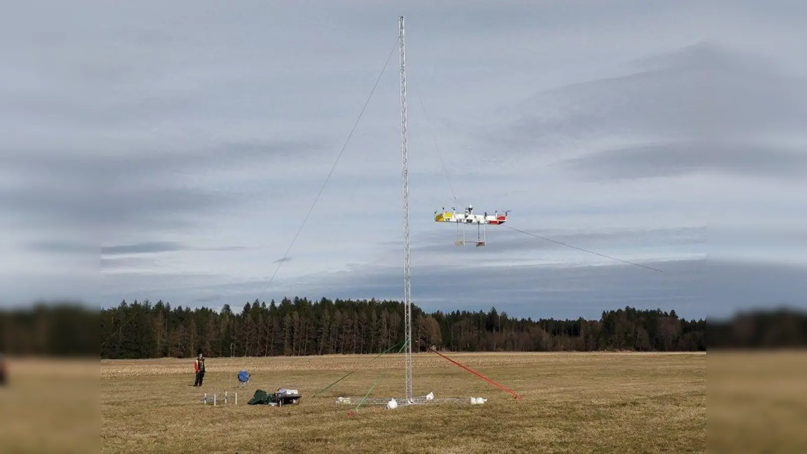 Schwebetest: Bei den Vorversuchen ist der Kite über eine Traverse abgesichert. So kann beim Notaus verhindert werden, dass er Schaden nimmt. Das fertige Produkt soll dann autonom laufen. Es braucht keine menschliche Begleitung mehr. (Foto: Kitekraft)