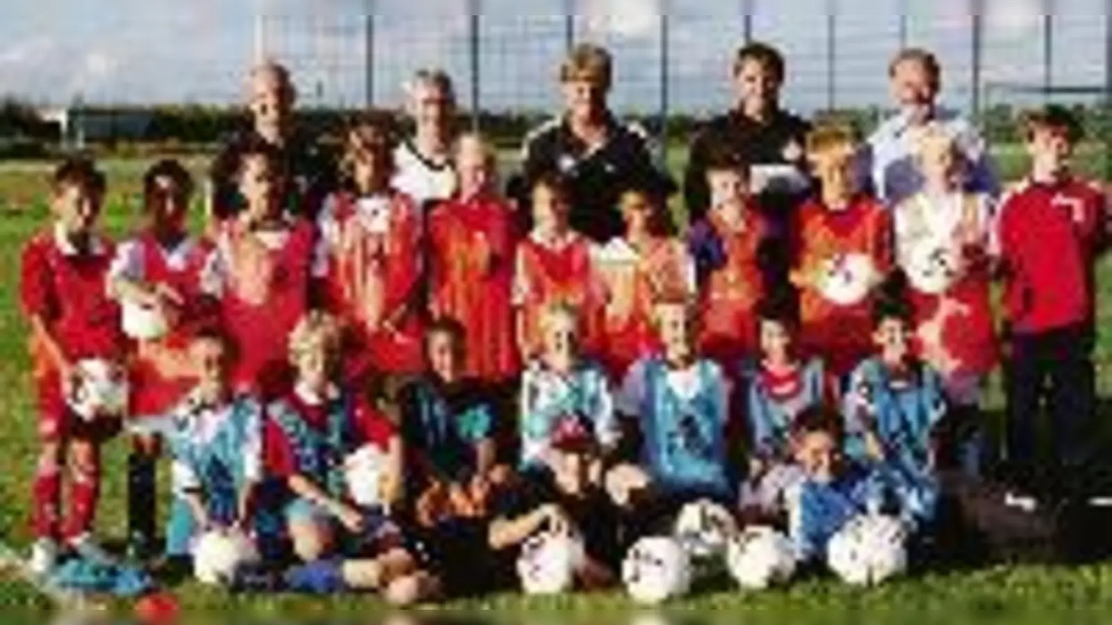 Willkommen in Neufahrn: (v.l.) Michael Schütz, Simon Manhart, DFB-Koordinator Peter Wimmer, Kristian Barbuscak und der FCN-Vorsitzende Klaus Schmelz begrüßen die D-Jugend Talente zum Fördertraining.  (Foto: ba)