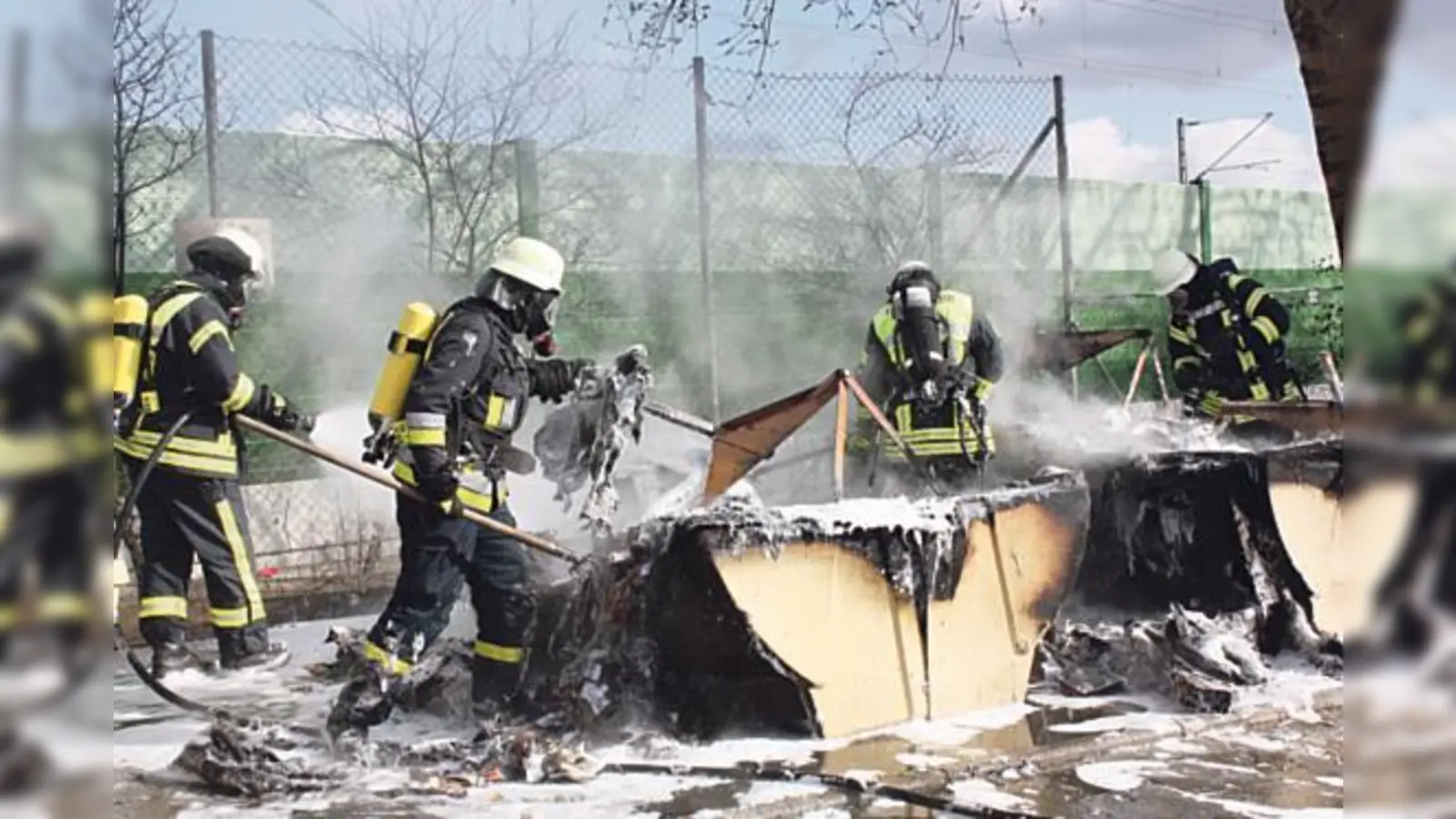 Tatkräftig löschte die Freiwillige Feuerwehr Haar die brennenden Container.  (Foto: FFW Haar)
