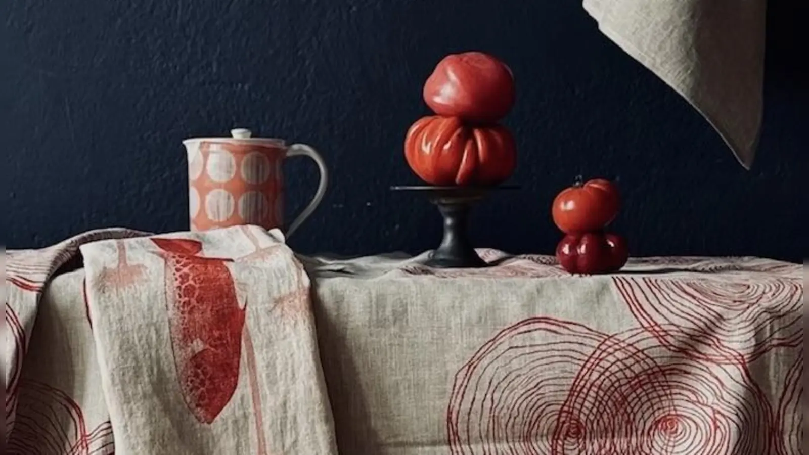 Anspruchsvolle Inszenierungen entstehen mit ungewöhnlichen Tischutensilien, hier „Tablecloth-linen-handprinted textitiles” von Birgit Morgenstern. (Foto: Birgit Morgenstern)
