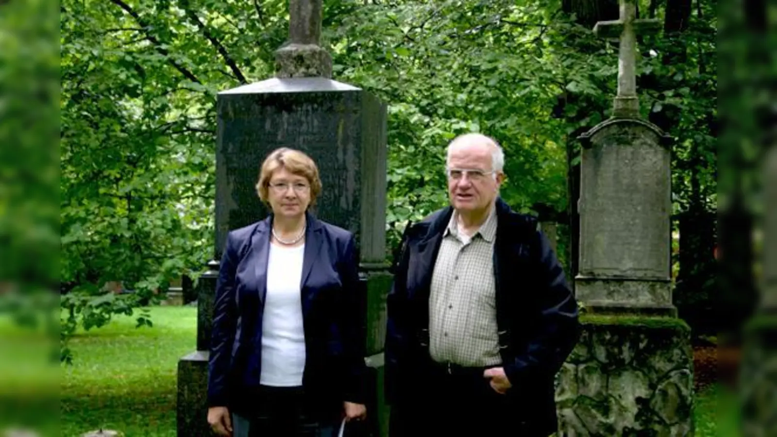 Kriemhild Pöllath-Schwarz und Oskar Holl wollen den Alten Nordfriedhof nicht als »Moralapostel« bewachen, aber auf dem Gottesacker den Respekt vor den Toten wahren. 	 (Foto: scy)