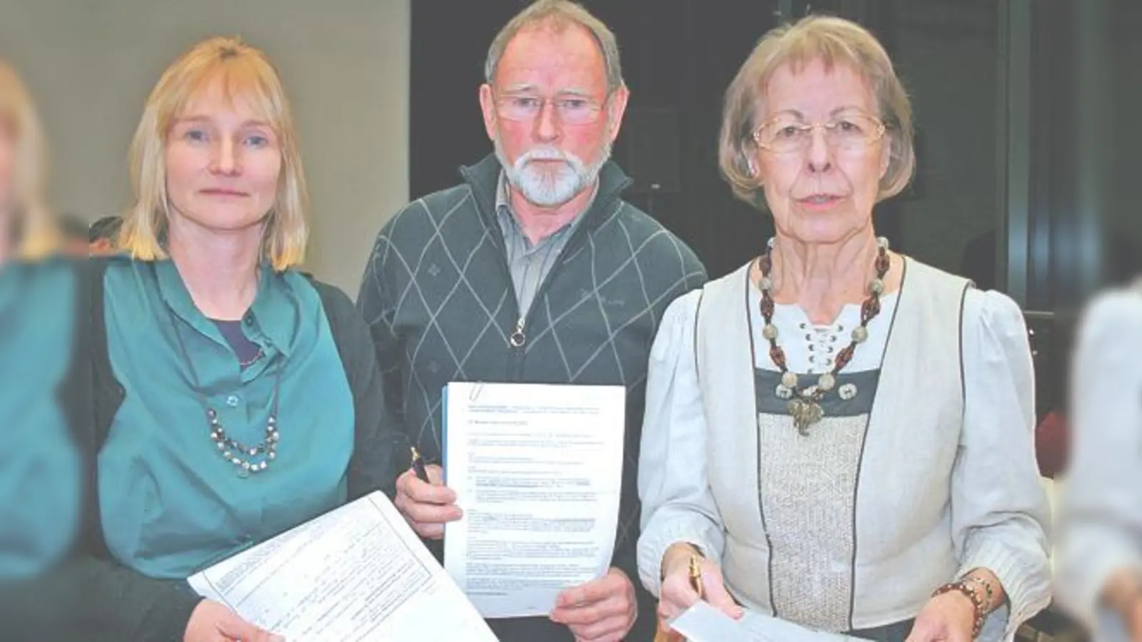 Enttäuscht von der Stadt: die Feldmochinger Hausbesitzer Gisela Obersojer, Rolf Deska und Hermine Feichtmaier (von links).	 (Foto: ws)