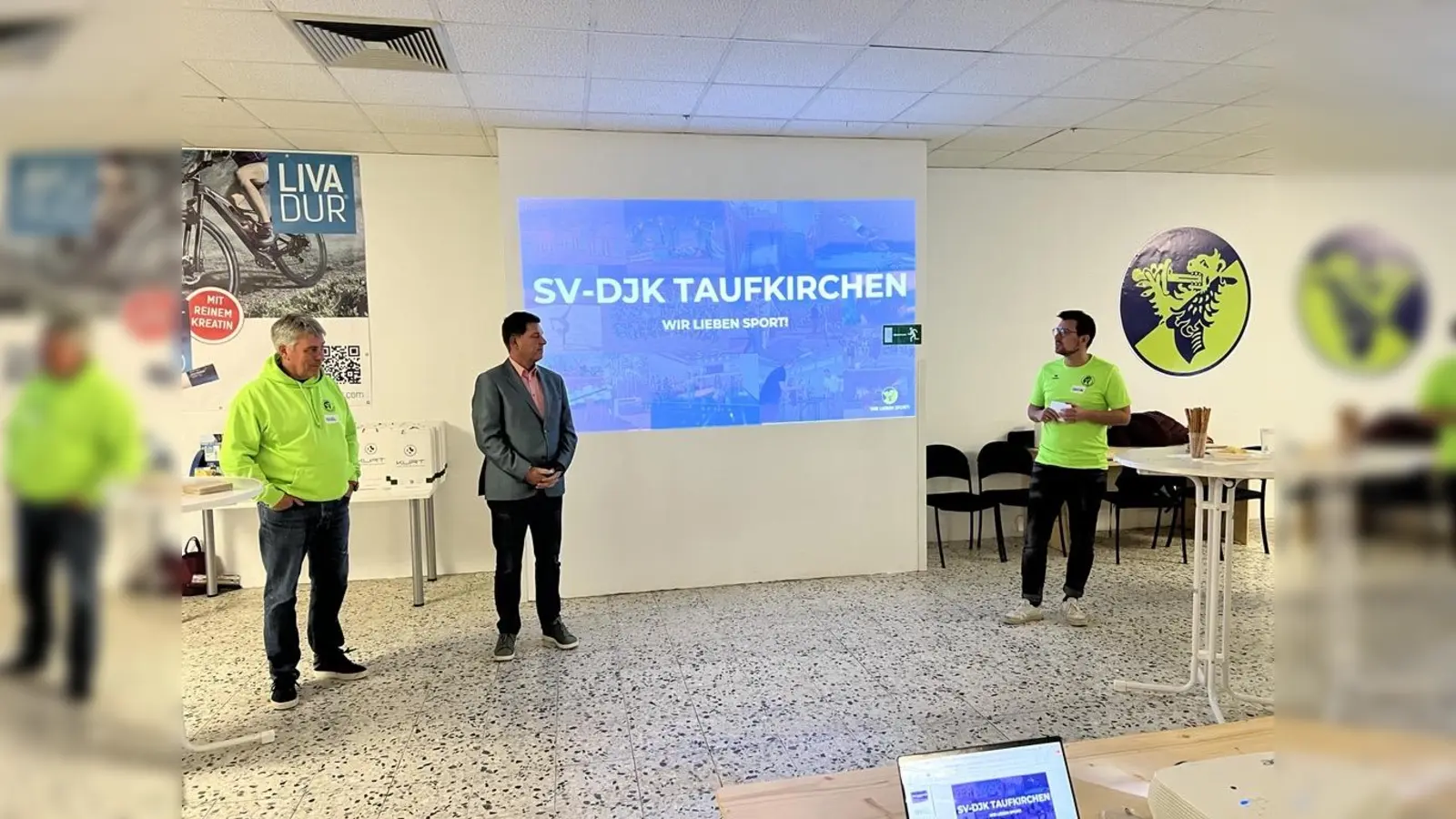 Das Bewegungszentrum wurde von Bürgermeister Ullrich Sander und Christian Lealahabumrung offiziell eröffnet. (Foto: SV-DJK Taufkirchen)