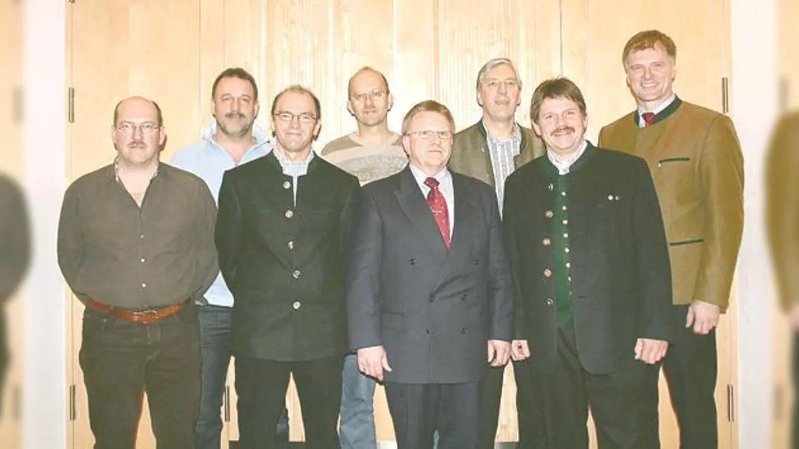 Bürgermeister Stefan Schelle (r.), Klaus Dexl (2. v. r.), Helmut Zoppelt (5. v. l.) und Max Müller (3. v. l.) freuten sich langjährige Mitglieder zu ehren.   (Foto: hol)