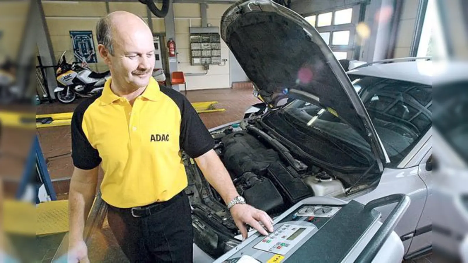 Im Prüfzentrum München checken die ADAC Techniker, ob noch genügend Kühlflüssigkeit in der Klimaanlage ist.	 (Foto: ADAC)