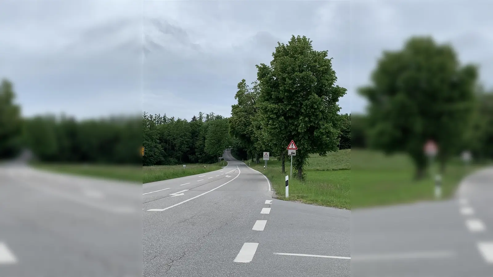 Auf dem Foto ist ein Abschnitt der St 2063 südlich der Einmündung „Am Neuland“ zu sehen. Hier entsteht rechts hinter den Bäumen der neue Geh- und Radweg. (Foto: Staatliches Bauamt Weilheim)