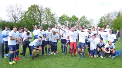 Große Freude bei den Fußballern des Kirchheimer SC: Nach drei Jahren hat die Mannschaft den Wiederaufstieg in die Landesliga geschafft. (Foto: Verein)