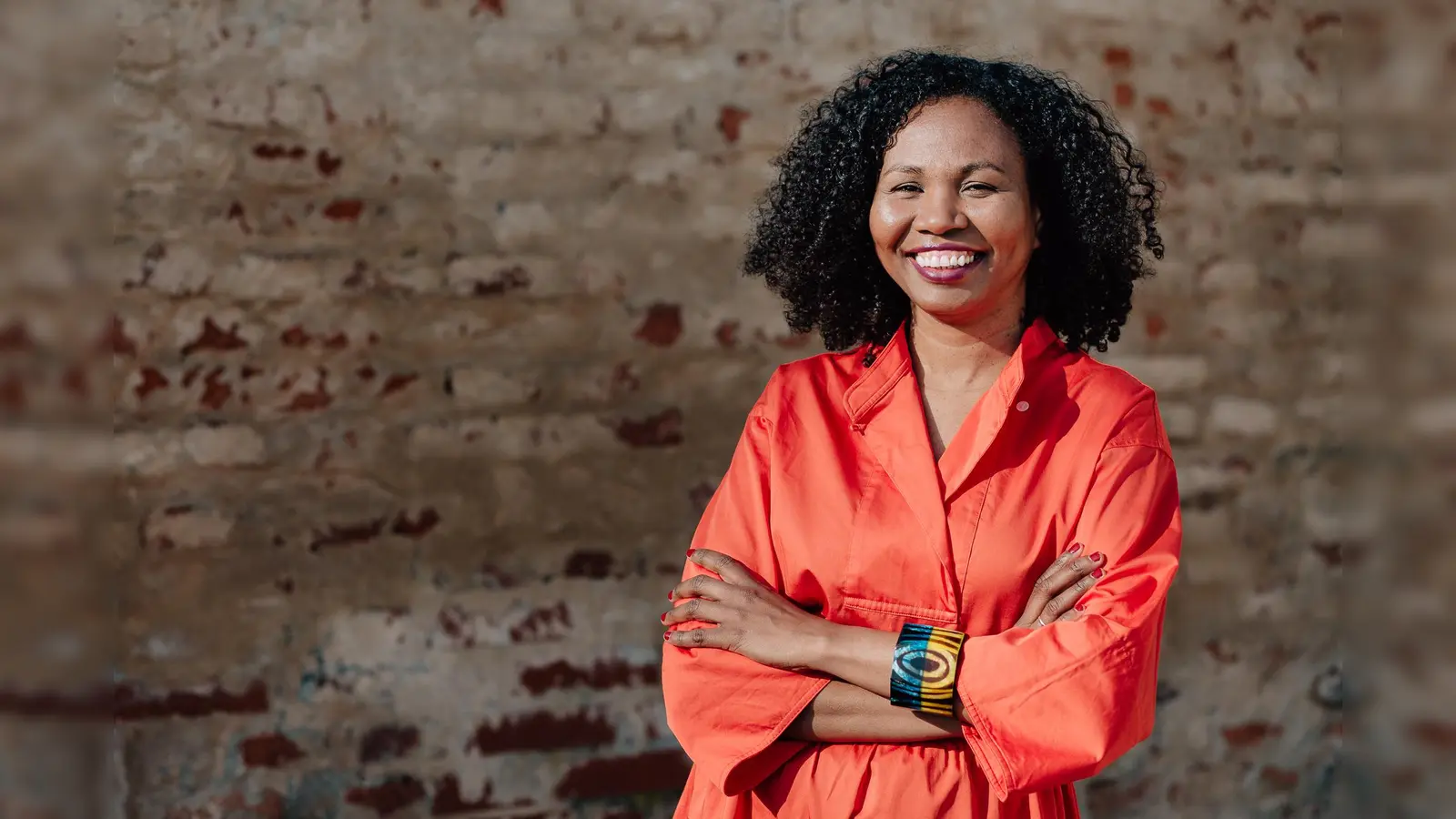 Fatima Nasimento präsentiert im Frauentreffpunkt eine farbenprächtige Bilderausstellung. (Foto: Tati Borges-Schindler)