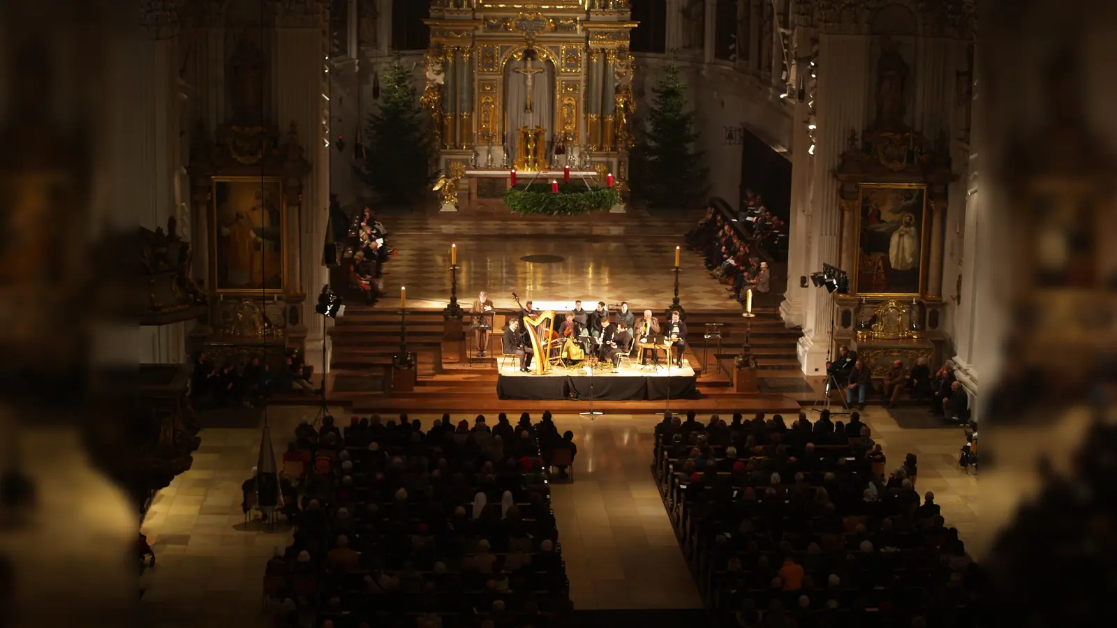 In der festlich geschmückten und beleuchteten Michaelskirche erschallen wieder besinnliche alpenländische Weisen. Heuer gibt es erstmals zwei Aufführungen.  (Foto: VA)