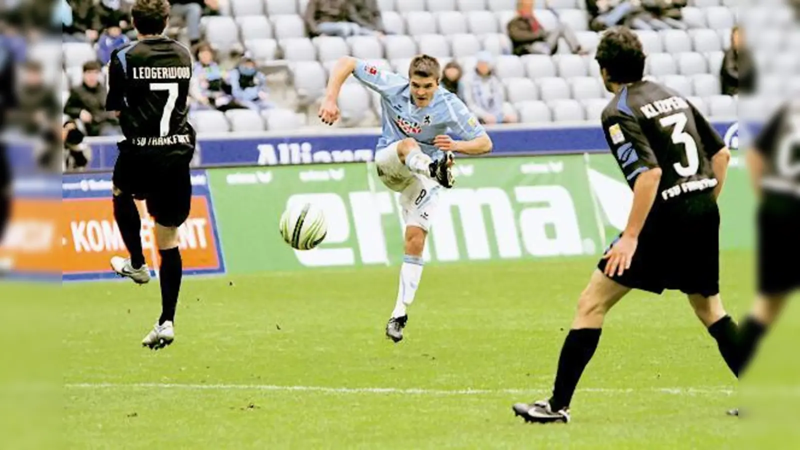 Aleksandar Ignjovski probiert es hier mit einem Distanzschuss vorbei an Ex-Löwe Nikolas Ledgerwood  allerdings ohne Erfolg.	  (Foto: Anne Wild)