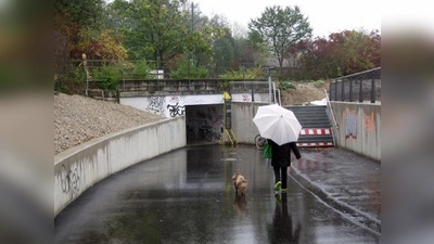 Ganz neu sind die Stützmauern von der Colmdorfstraße zur Unterführung am Aubinger Bahnhof. Statt wilder Graffitis zielt der Bezirksausschuss nun auf eine künstlerische Gestaltung ab. (Foto: Eva Schraft)