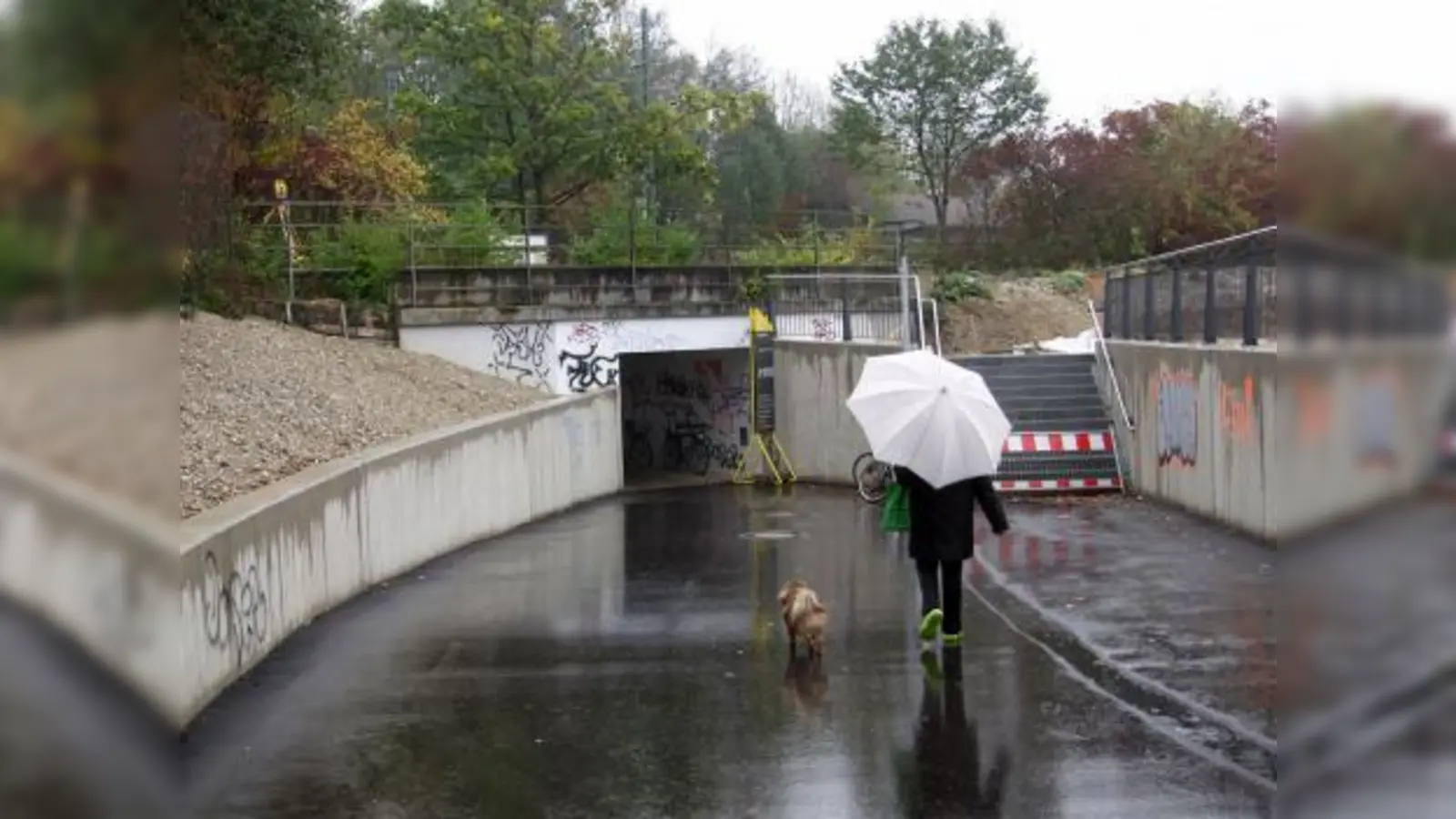 Ganz neu sind die Stützmauern von der Colmdorfstraße zur Unterführung am Aubinger Bahnhof. Statt wilder Graffitis zielt der Bezirksausschuss nun auf eine künstlerische Gestaltung ab. (Foto: Eva Schraft)