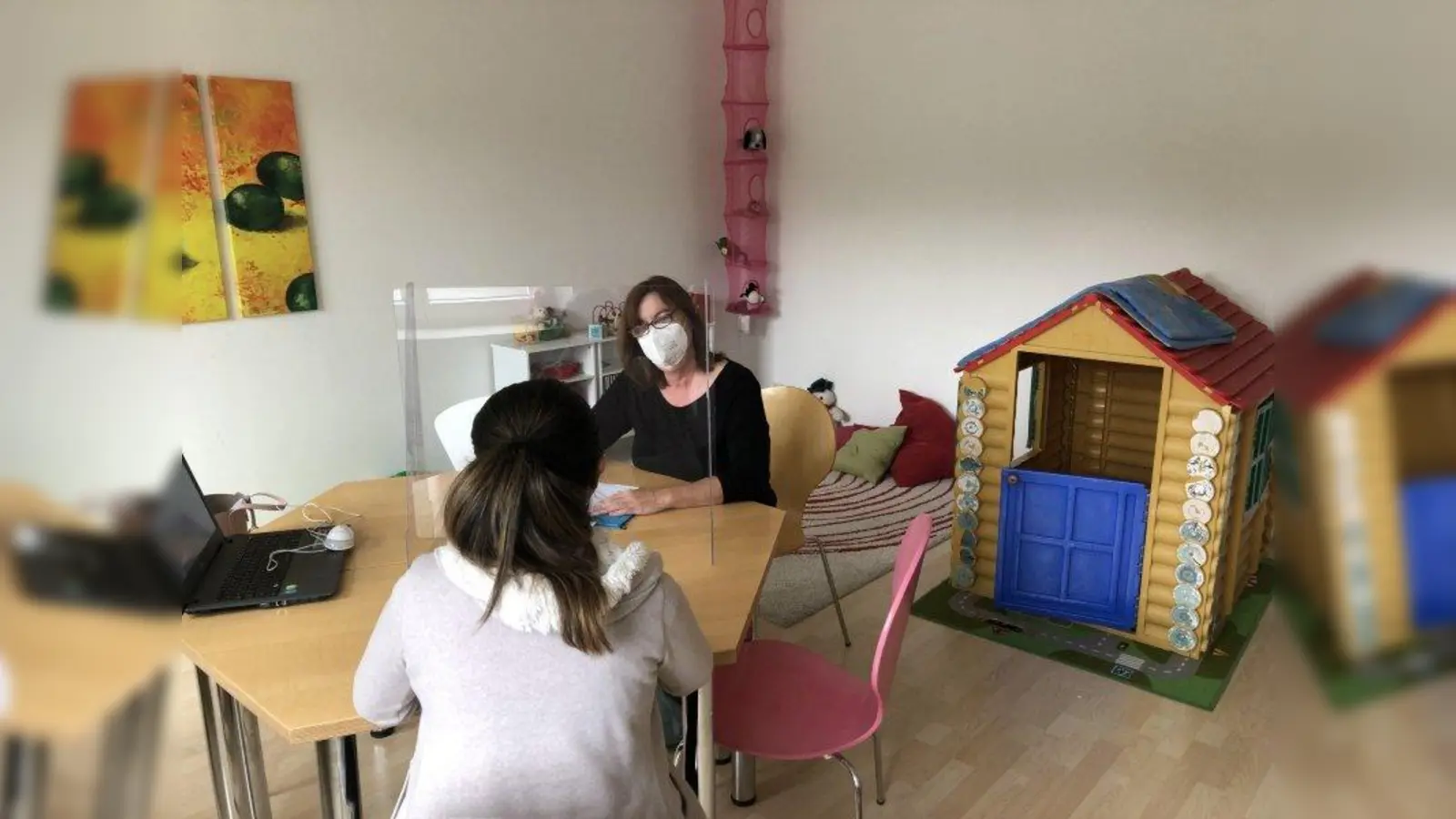 &amp;quot;Die gesamte Lebenswirklichkeit der jungen Mütter im Blick&amp;quot;: Diplom-Pädagogin Gertrud Köpf bei der Beratung einer jungen Mutter in den Räumlichkeiten der Initiative Jump. (Foto: Jump)