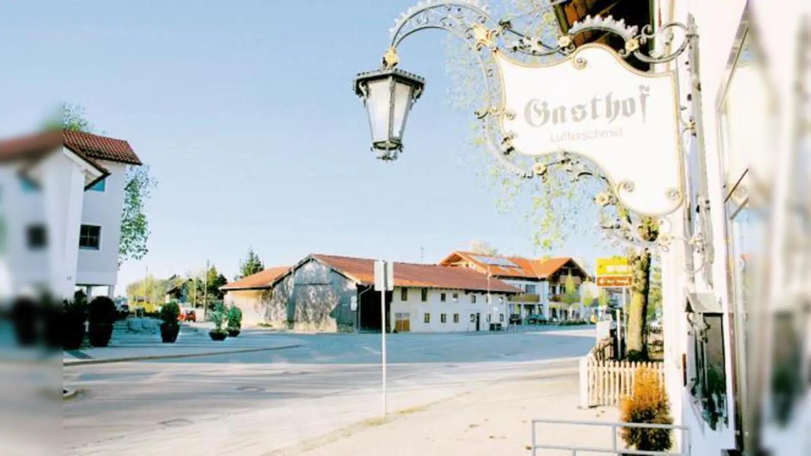 Nach der Schließung des Gasthofes Lutterschmid ist es ruhig geworden in Brunnthals Ortsmitte. Zu ruhig findet der Bürgermeister.	 (Foto: ReB)