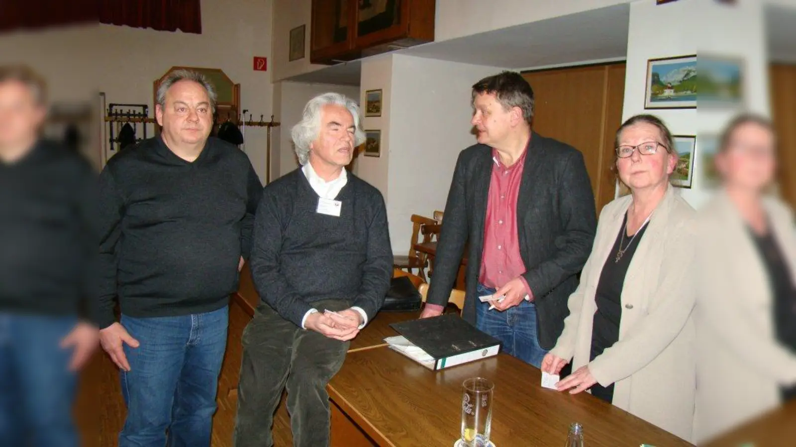 v.l.: Volker Hanke, Werner Litza von der BI im Gespräch mit den Stadtvertretern Dieter Kemnather und Katrin Feldigel. (Foto: pst)