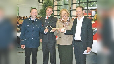 Frohe Gesichter bei der Schlüsselübergabe: Christian Lanzinger (kplan AG), Landrätin Johanna Rumschöttl, Bürgermeister Stefan Kern (v.re) und FFW-Kommandant Wolfgang Ürmösi.  (Foto: ReB)
