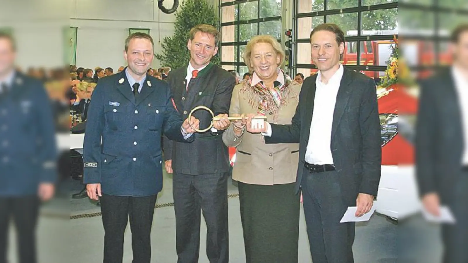 Frohe Gesichter bei der Schlüsselübergabe: Christian Lanzinger (kplan AG), Landrätin Johanna Rumschöttl, Bürgermeister Stefan Kern (v.re) und FFW-Kommandant Wolfgang Ürmösi.  (Foto: ReB)