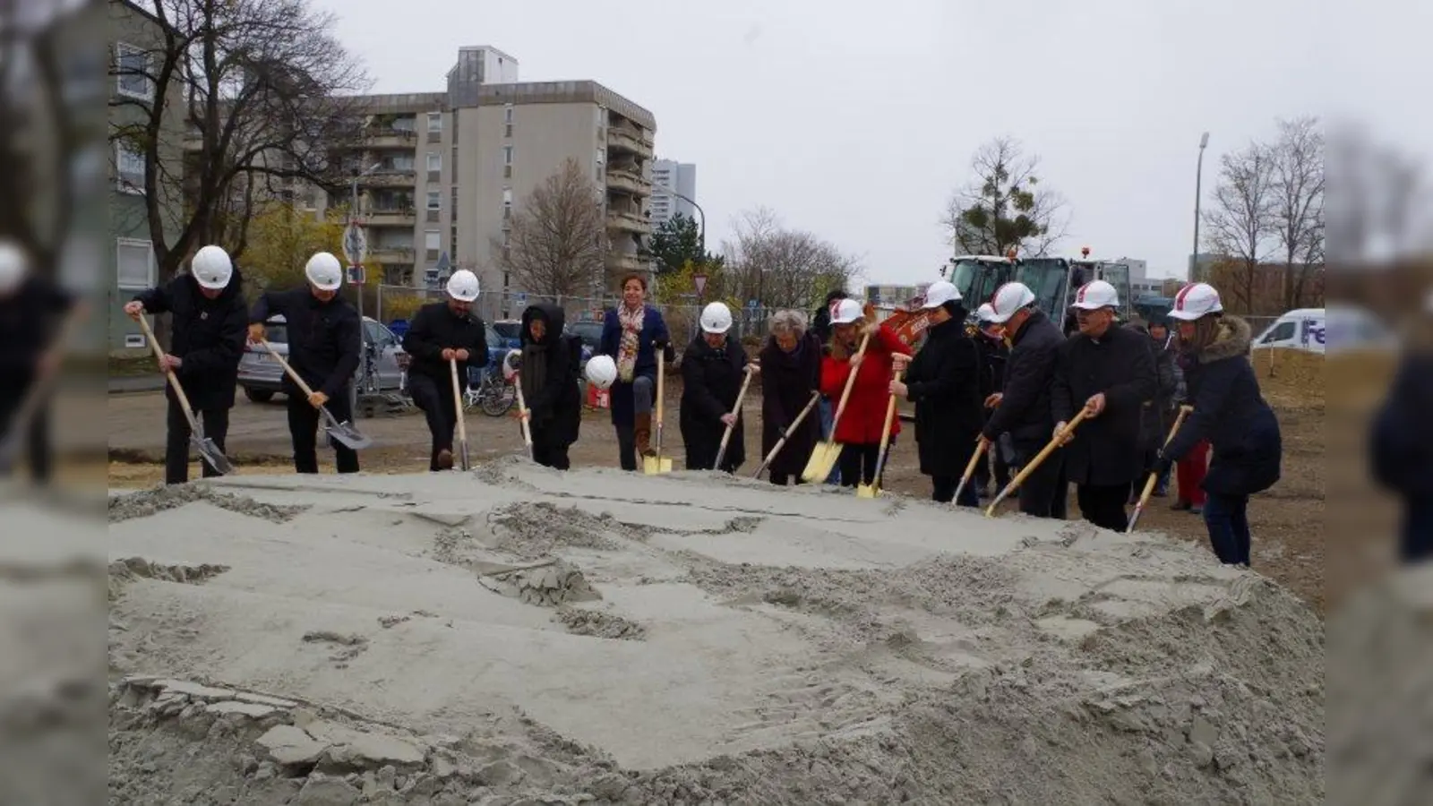 Spatenstich in der „Alten Heimat“. Vertreter des Kommunalreferats, der Gewofag sowie etliche Stadträte und Mitglieder Bezirksausschusses Laim setzten jüngst die Schaufel an. Darunter Kristina Frank, Kommunalreferentin und OB-Kandidatin der CSU (5. von rechts), daneben die Stadträtinnen Heike Kainz (CSU), Heide Rieke (SPD), Alexandra Gaßmann (CSU), Verena Dietl (SPD) und Josef Mögele (SPD), Vorsitzender des Bezirksausschusses Laim. (Foto: kö)