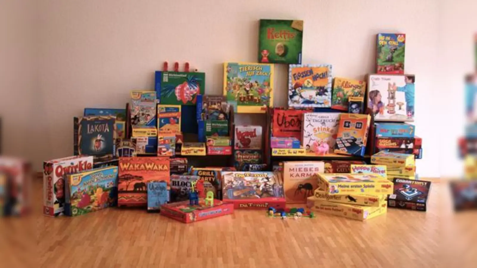 Standort für die Brettspiele wird das Holzregal am Treppenaufgang zur Galerie sein. 	 (Foto: Bücherei)