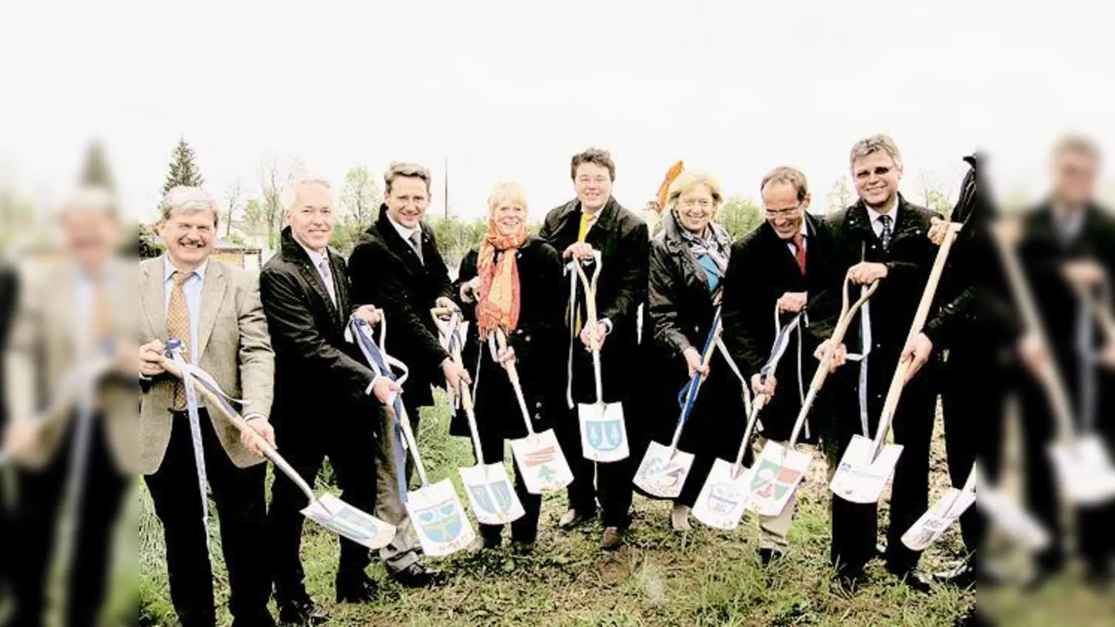 Bürgermeisterrunde beim Spatenstich zum neuen Gymnasium: Hans Eichler, Günter Heyland, Stefan Kern, Ursula Mayer, Thomas Loderer, Landrätin Johanna Rumschöttel, Stefan Straßmaier und Edwin Klostermeier.  (Foto: Woschée)