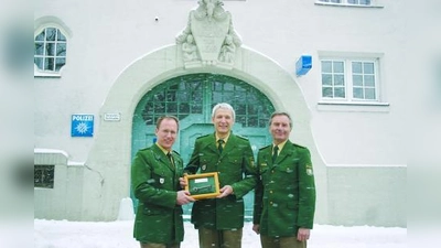 Kriminaloberkommissar Holger Schmidt (l.) übergibt die Leitung über die Polizeiinspektion in Pasing unter der Aufsicht des leitenden Polizeidirektors Günter Sübrich (r.) an Polizeihauptkommissar Peter Löffelmann. (Foto: as)